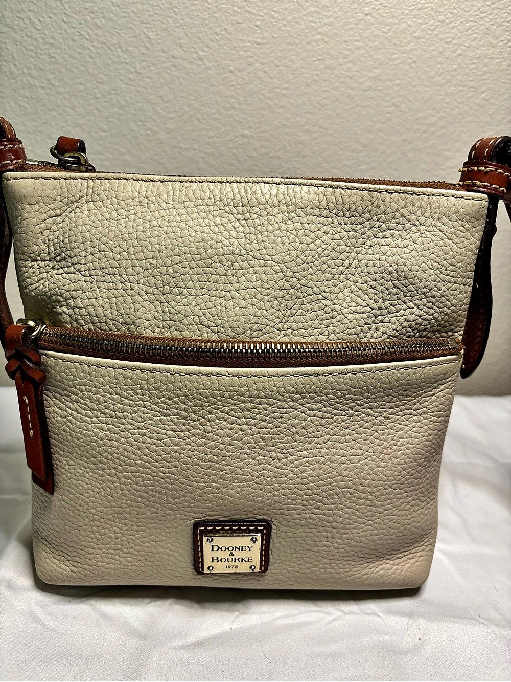 Dooney & Bourke Pebble Grain Zip Crossbody Cream & Brown Bag - Picture 2 of 15